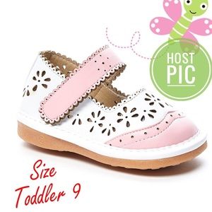 🎉HP🎉 Wht Lily Cutout Squeaker Mary Jane - Girls